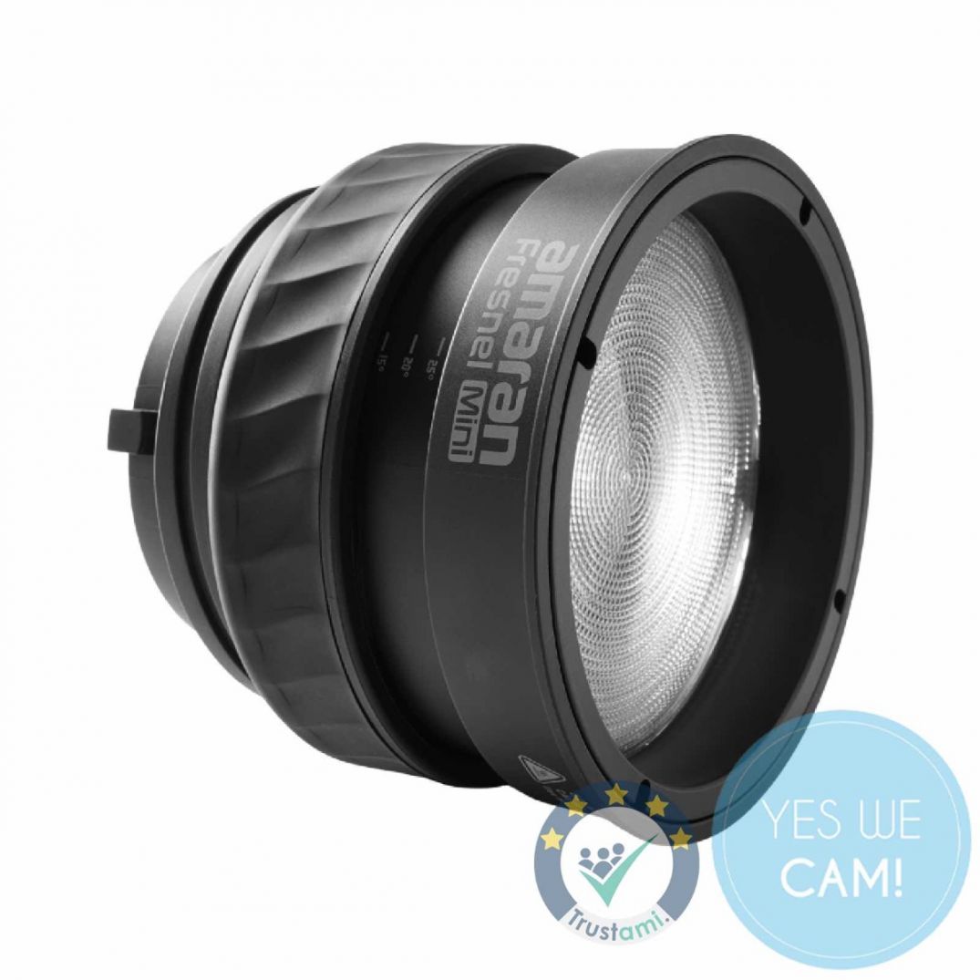 Kompakter amaran Mini Fresnel Aufsatz mit Bowens-Halterung und 12 cm Glaslinse in schräger Seitenansicht