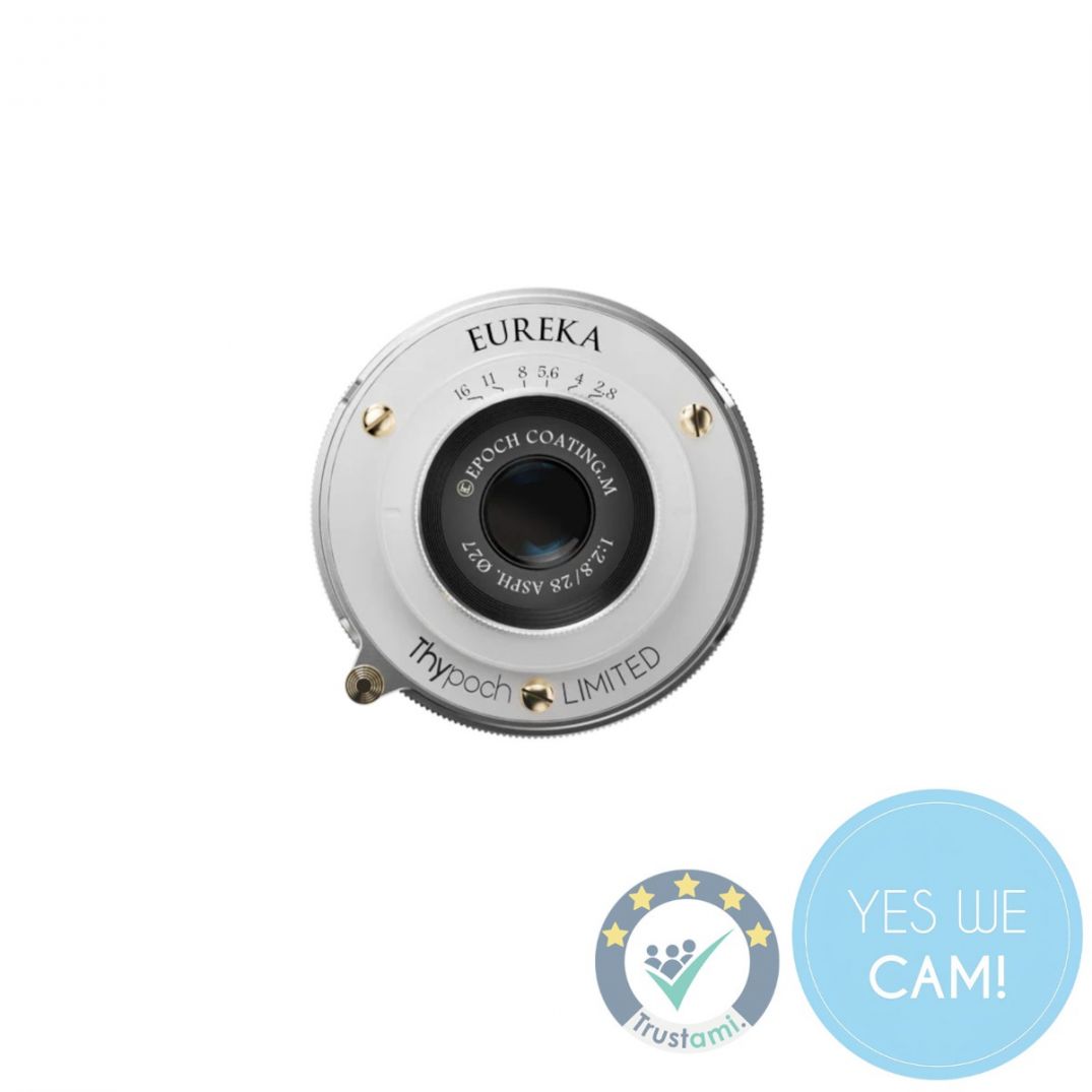 THYPOCH Eureka 28mm f/2.8 ASPH in Perlweiß in der Frontansicht mit Leica M Bajonett und kompakter Pancake-Bauweise.