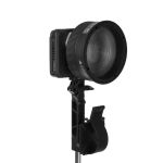 amaran Mini Fresnel montiert an einer amaran Ray Leuchte auf Lichtstativ mit fokussierter Frontlinse