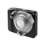 Schrägansicht der amaran Ray 60c mit montiertem Bowens-Mount und COB-LED