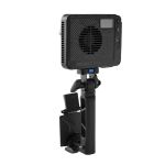 amaran Ray 60c montiert auf Ace Lock Adaptergriff, Rückansicht für mobilen Einsatz