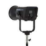 amaran Ray 660c LED-Leuchte in schräger Rückansicht mit montiertem Reflektor und Bügelhalterung