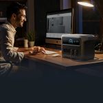 Anker Solix C1000X GEN 2 im Home-Office neben Desktop-Computer während der Arbeit