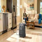 BLUETTI Elite 320 Powerstation als Home-Backup-Stromversorgung neben Kuehlschrank und Wohnbereich