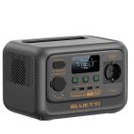 Kompakte BLUETTI Premium 30 V2 Tragbare Powerstation in frontaler Nahansicht mit beleuchtetem LCD-Display und großen seitlichem Lüftungsschlitzen