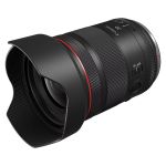 Schrägansicht des Canon RF 20mm F1.4 L VCM – professionelles L-Serie Ultraweitwinkel-Objektiv mit 1:1,4 Lichtstärke.
