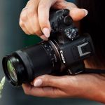 Aufnahme einer Landschaft bei Sonnenuntergang mit hoher Bildschärfe und Farbtiefe.
Leichtes Canon RF-S Objektiv im Einsatz für flexible Foto- und Videoaufnahmen unterwegs.