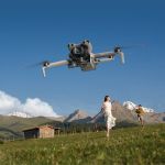 DJI Mini 5 Pro Drohne im Flug über Landschaft – authentische AI E-Commerce Lifestyle-Darstellung für Produktseite.
