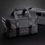 DJI Power 1000 Aufbewahrungstasche neben DJI Power 1000 Powerstation im Studio