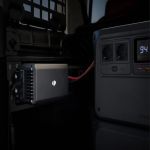 DJI Power 1 kW Auto Schnellladegerät im Camper installiert und verbunden mit DJI Power Station