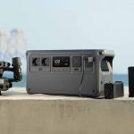 DJI Matrice 30 wird mit DJI Power 1000 über SDC Schnellladekabel geladen