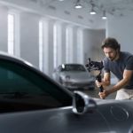 Filmemacher mit dem DJI RS 5 Gimbal für dynamische Kameraführung bei der Aufnahmen von Fahrzeugen