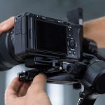 DJI RS 5 Gimbal mit montierter Kamera und unterer Schnellwechselplatte im Einsatz