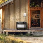 ECOFLOW Delta Pro Ultra - Portable Powerstation am Holzhaus – Stromversorgung für Offgrid- und Ferienhäuser
