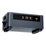 OSCAL BP2400 PRO Batterieerweiterung in seitlicher Ansicht mit sichtbarer Unterseite und integriertem Display