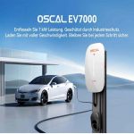 Oscal EV7000 Charger lädt ein Elektroauto vor moderner Architektur mit sauber verlegtem Ladekabel.