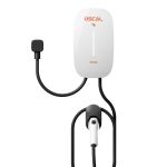 Oscal EV7000 Charger Wallbox montiert mit Ladekabel und Halterung in klarer Frontansicht.