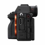 Seitenansicht der Sony Alpha 7 V ILCE-7M5 - Body only mit Anschlüssen
