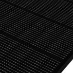 Detailaufnahme der Full-Black-Zellstruktur des Sunshare Ray Solarmoduls 285W Komplett Schwarz mit feinen Leiterbahnen und schwarzem Rahmen