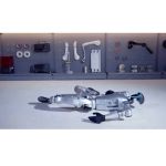 Humanoider Roboter nach einem Sturz im Testumfeld, entwickelt für autonome Selbstaufrichtung und realistische Forschungsszenarien.