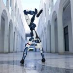 Unitree R1 EDU-U2 humanoider Roboter im Forschungslabor während einer Demonstration