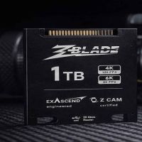 Exascend ZBlade 1TB SSD verbunden mit einem USB-C-Reader für schnelles Offloading.